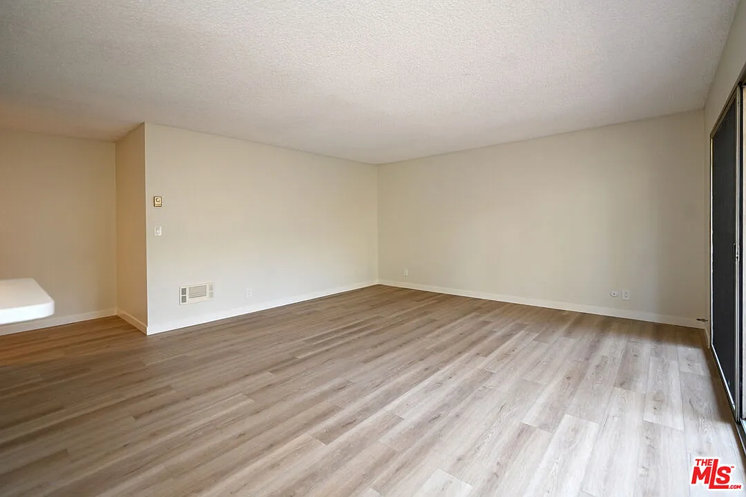 2 bed, 2.0 bath, 1028 sqft, $3,300 — Photo 3