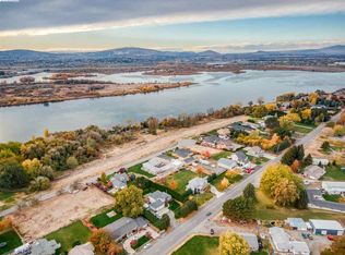 9716 Schuman Ln, Pasco, WA 99301