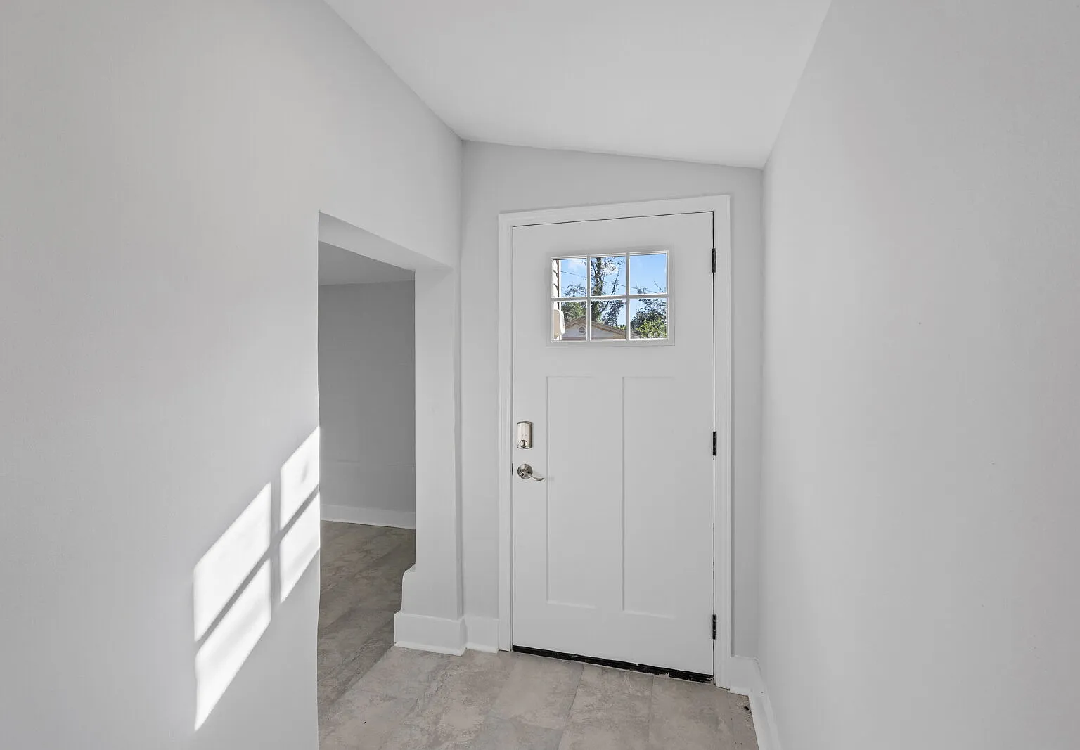 3 bed, 2.0 bath, 1241 sqft, $1,900 — Photo 3