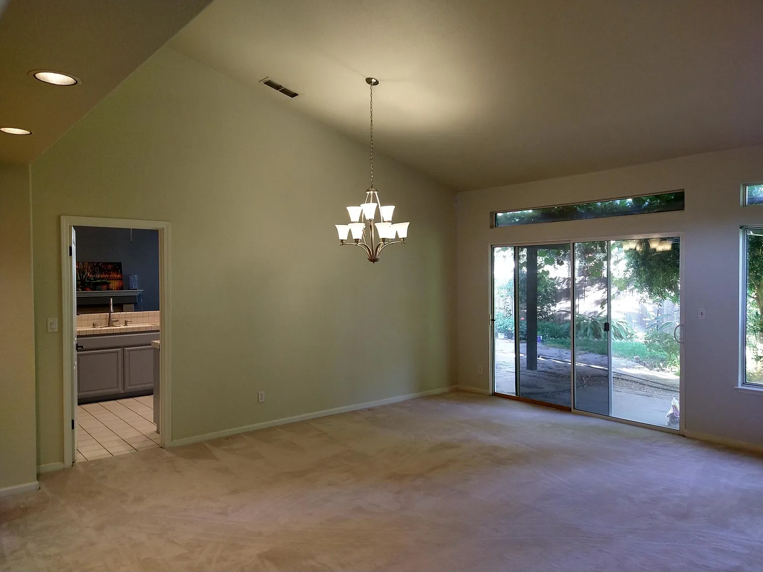 4 bed, 2343 sqft, $2,575 — Photo 3