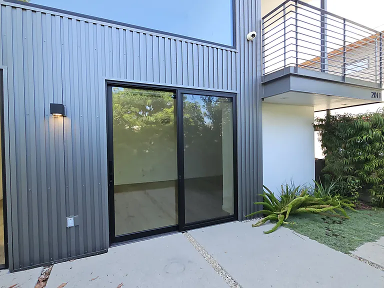 2011 Barry Ave — Photo 2
