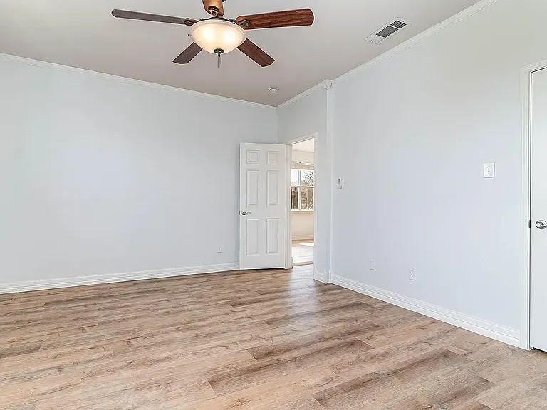 1300 Clear Creek Dr — Photo 15