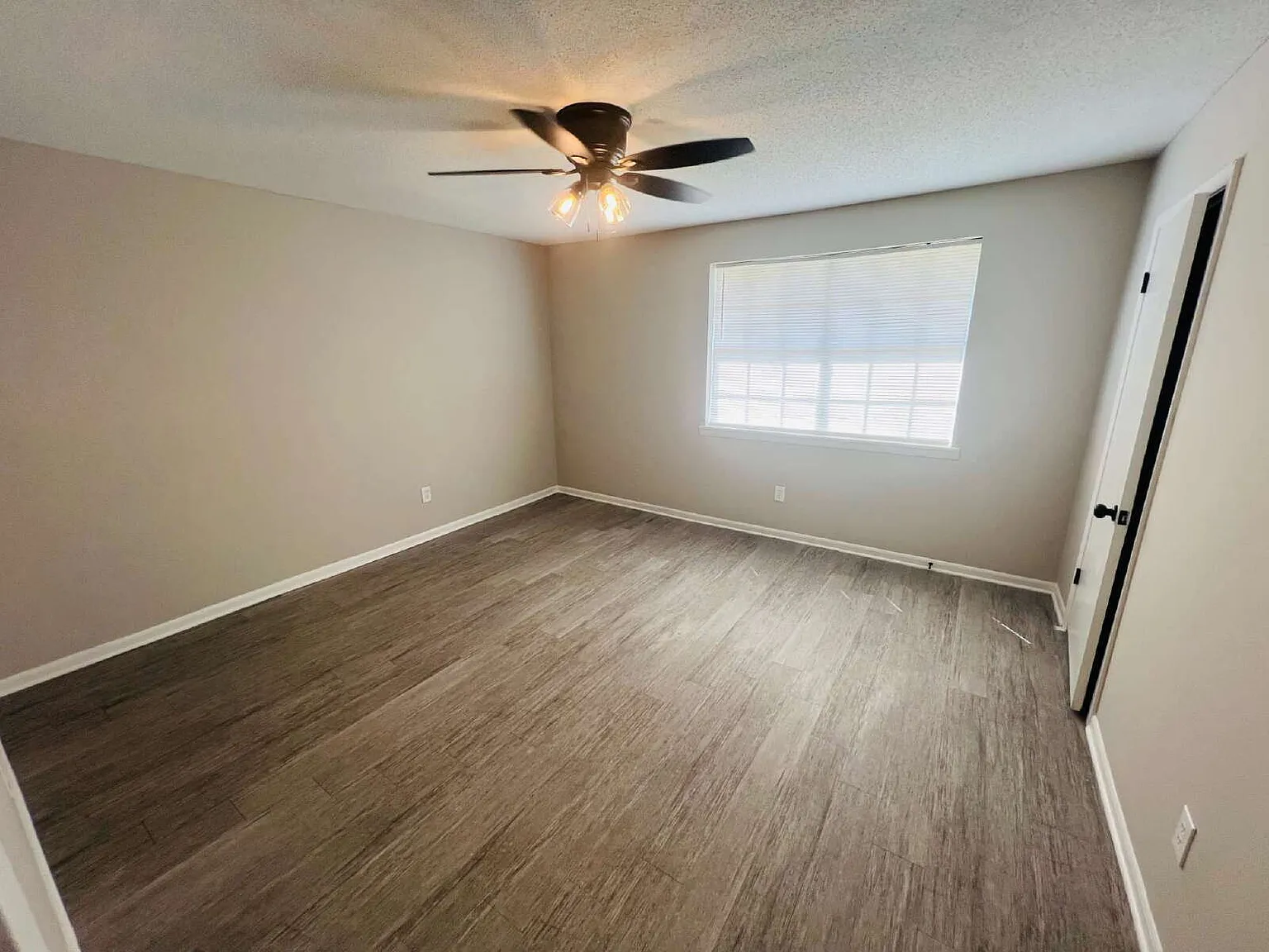 3 bed, 2.5 bath, $1,400 — Photo 4