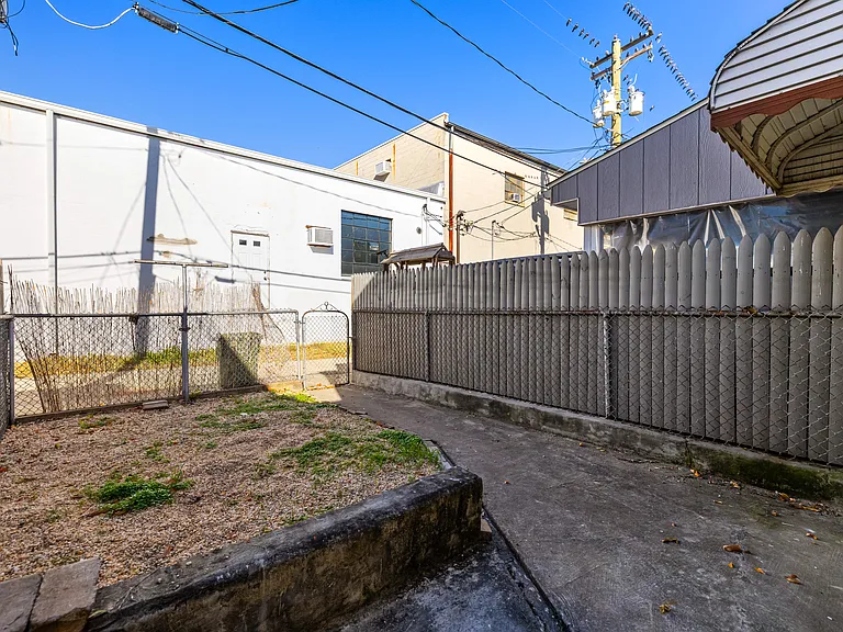 450 W 23rd St — Photo 23