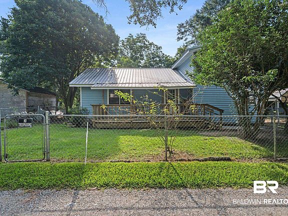 3rd image of 901B Dolive St