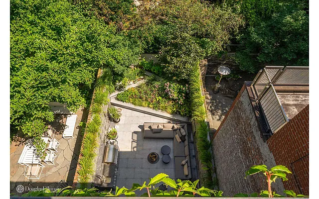 Sold by Douglas Elliman | media 24