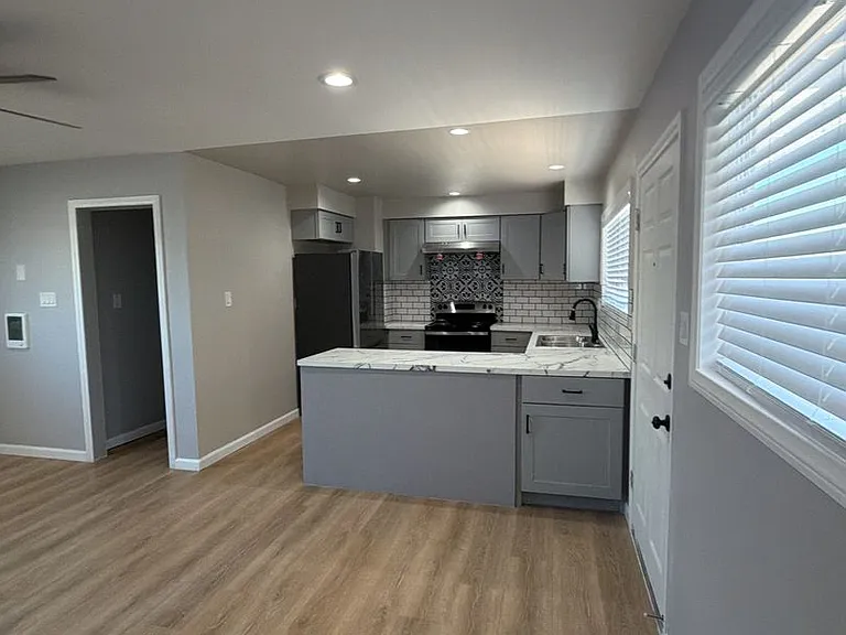 Vermonter Apartments — Photo 7