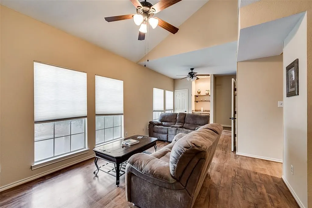 1 bed, 1.5 bath, 897 sqft, $1,499 — Photo 4