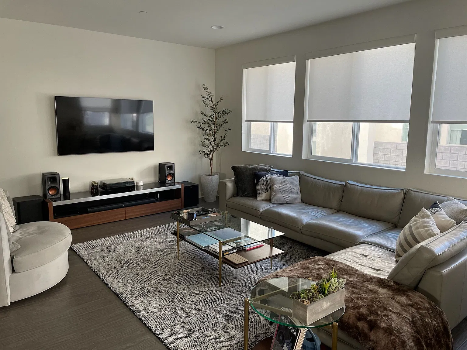 4 bed, 3.5 bath, 2267 sqft, $6,100 — Photo 2