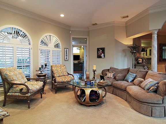 Excellent open floor plan is great for entertaining!