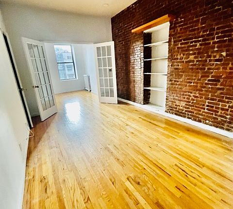 4th image of 207 E 14th St APT 4D