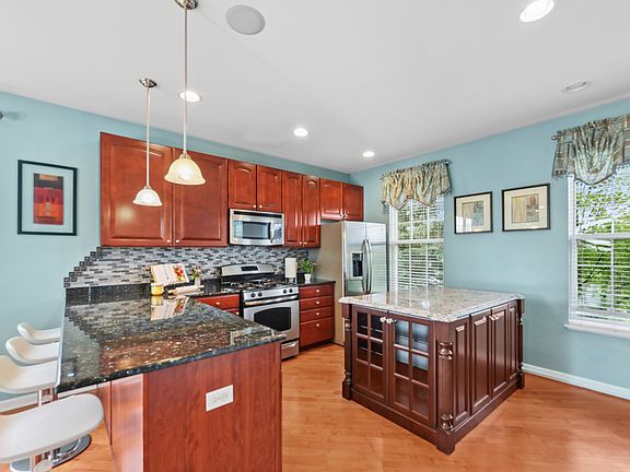 3rd image of 1009 Alberta Rd
