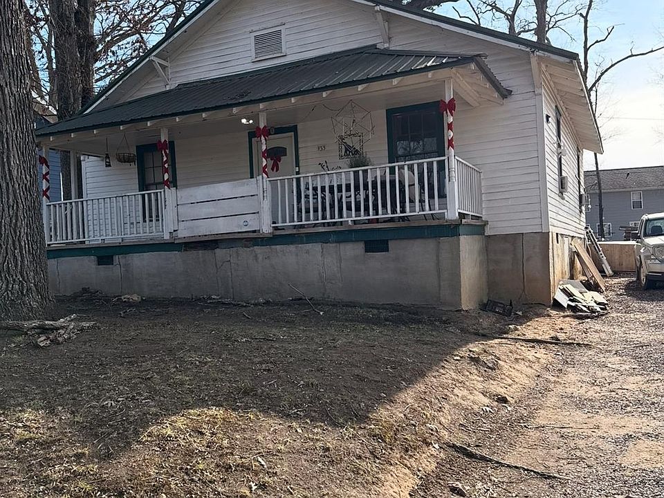 2nd image of 933 Wallace St