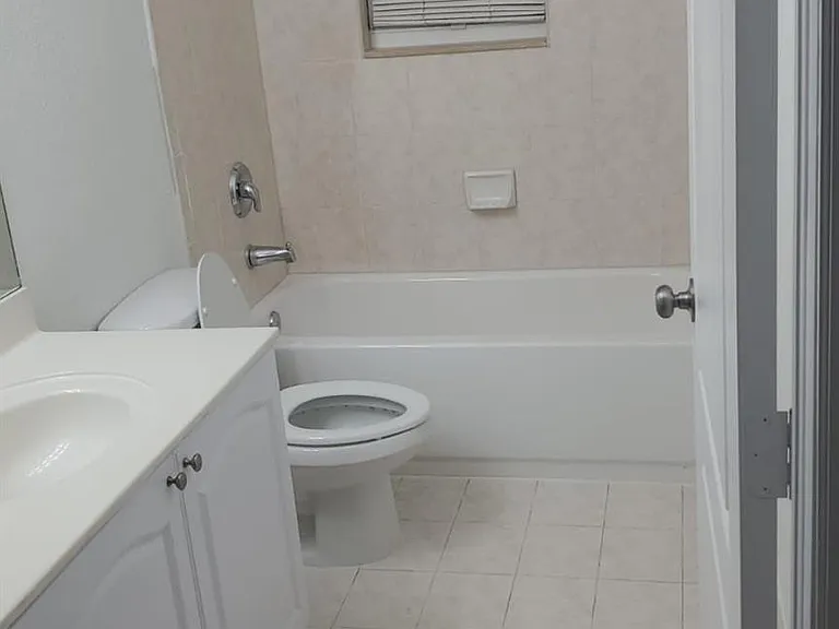 2551 SE 16th Ter #109 — Photo 5