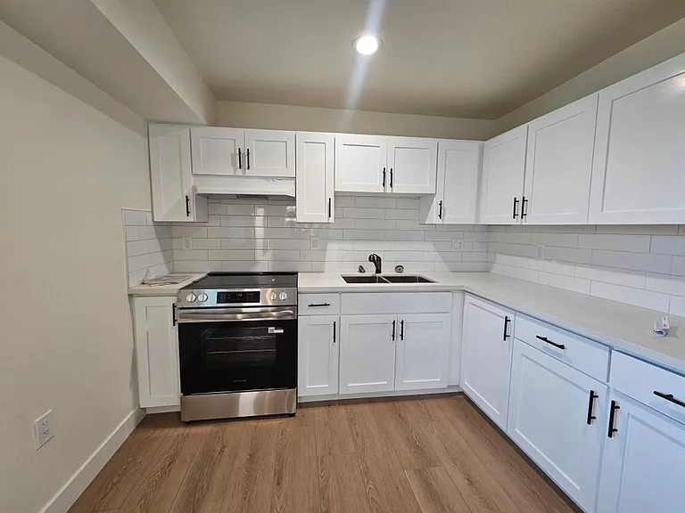 33(835E) — Photo 26