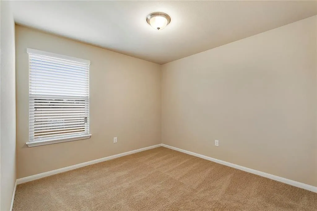 5 bed, 3.0 bath, 2422 sqft, $2,295 — Photo 2