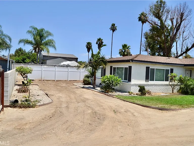 894 N Orange St — Photo 2