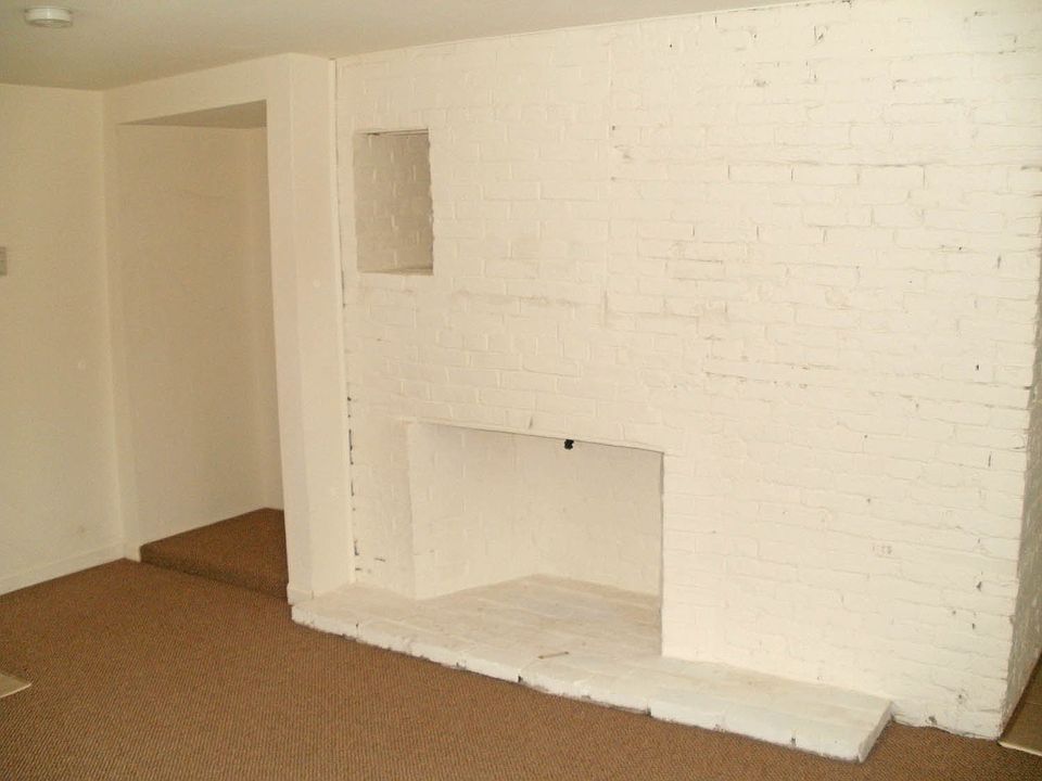 living room/decorative fireplace