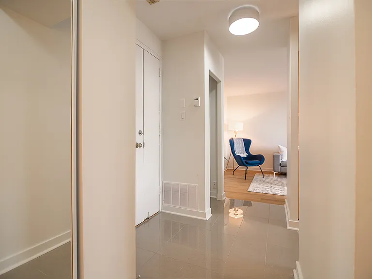 25 Woodridge Cres — Photo 8