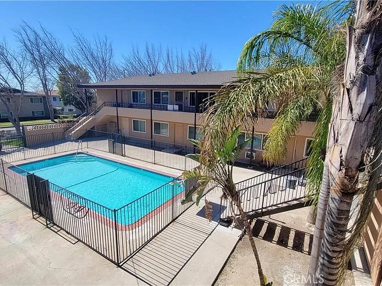 811 Orchid Ct #J — Photo 15