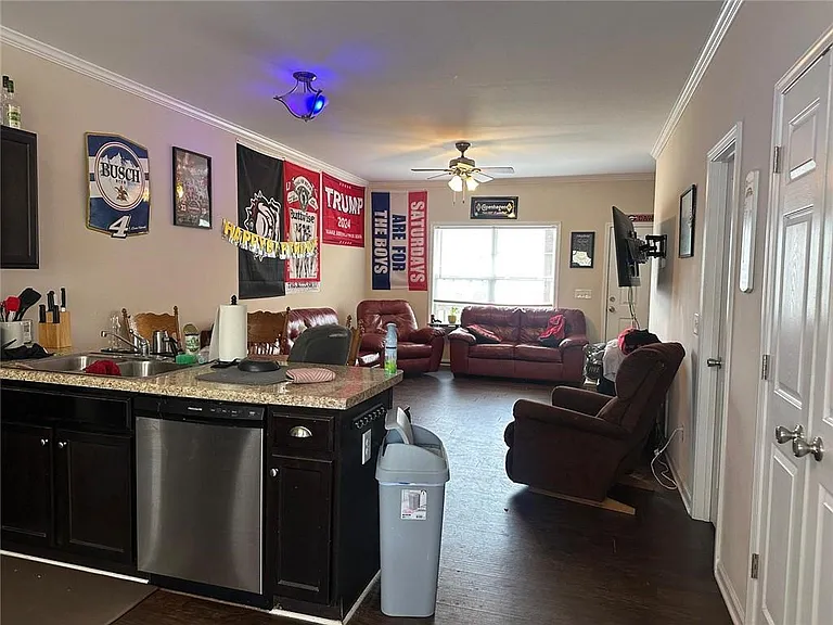 194 Strickland Ave — Photo 4