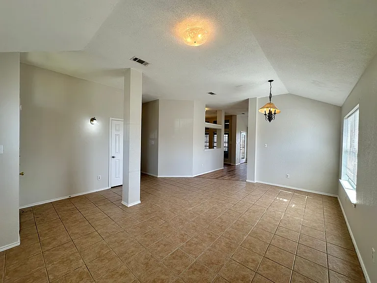 607 Hogan Dr — Photo 5