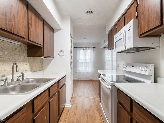 3rd image of 1286 Pembrooke Dr