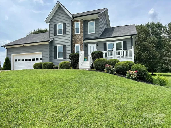 1676 Berkshire Dr, Hickory, NC 28602