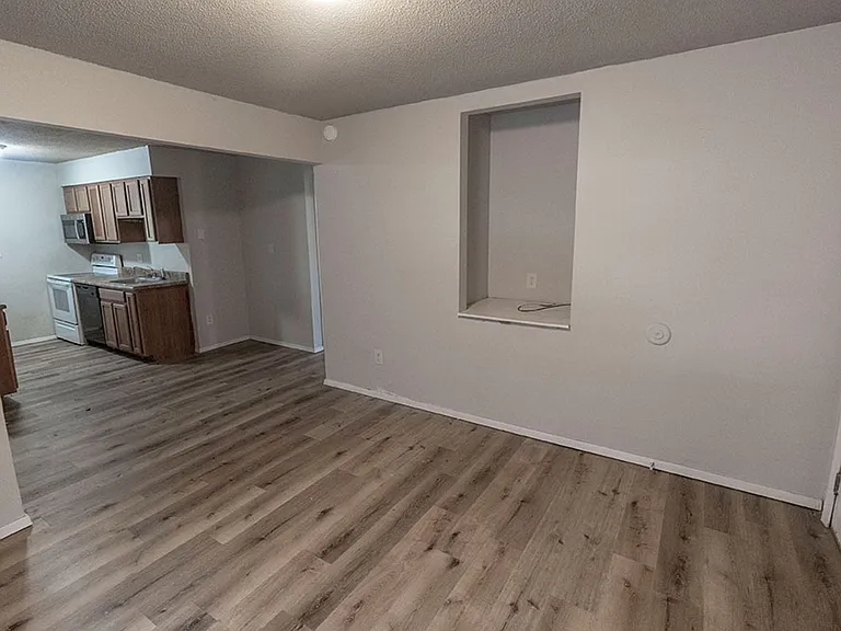 216 Wheaton Ct — Photo 4