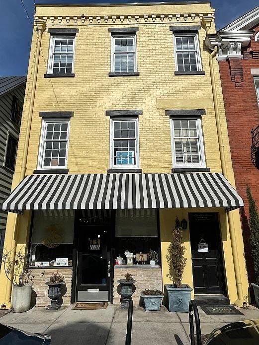 exterior shot of the 418 E Broughton Street. Apartment on 3rd Floor.