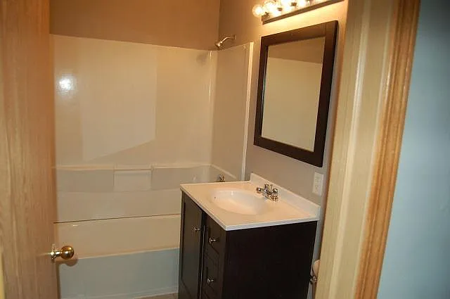 4 bed, 1800 sqft, $3,200 — Photo 4