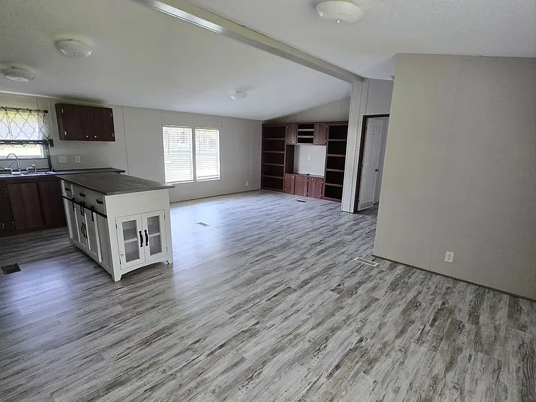 711 Wellington Rd — Photo 3