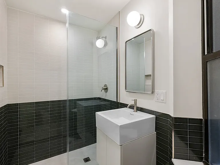 229 W 20th St #1C — Photo 3