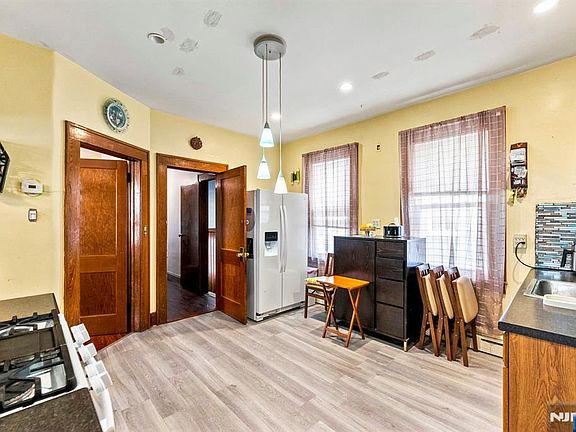 4th image of 242 Lanza Ave