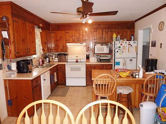 Kitchen with breakfast bar