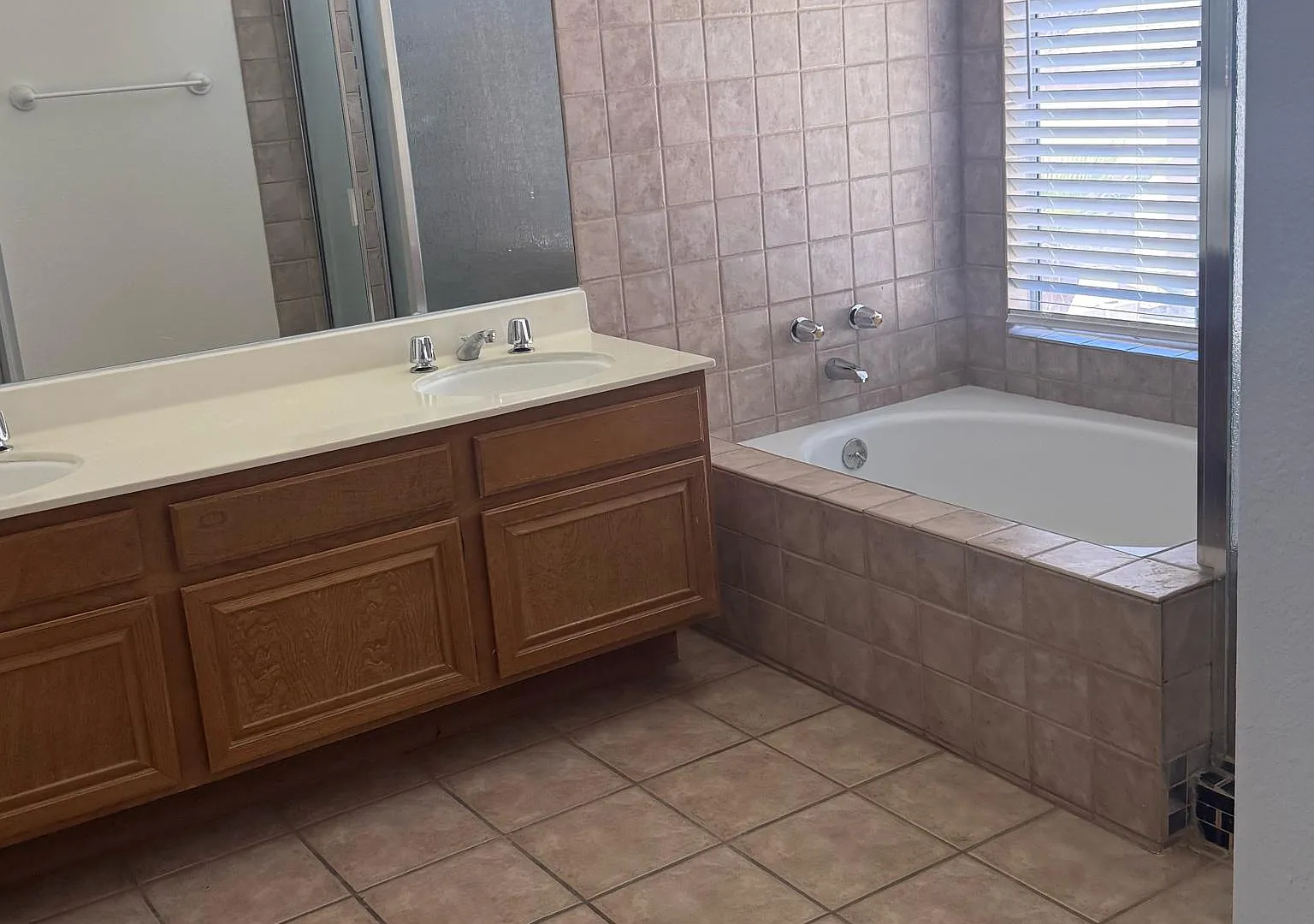 4 bed, 3.0 bath, 2917 sqft, $1,499 — Photo 4