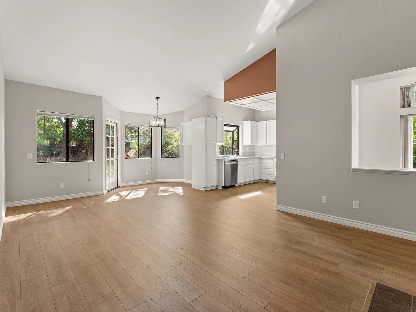 3 bed, 2.0 bath, 1606 sqft, $4,500 — Photo 4