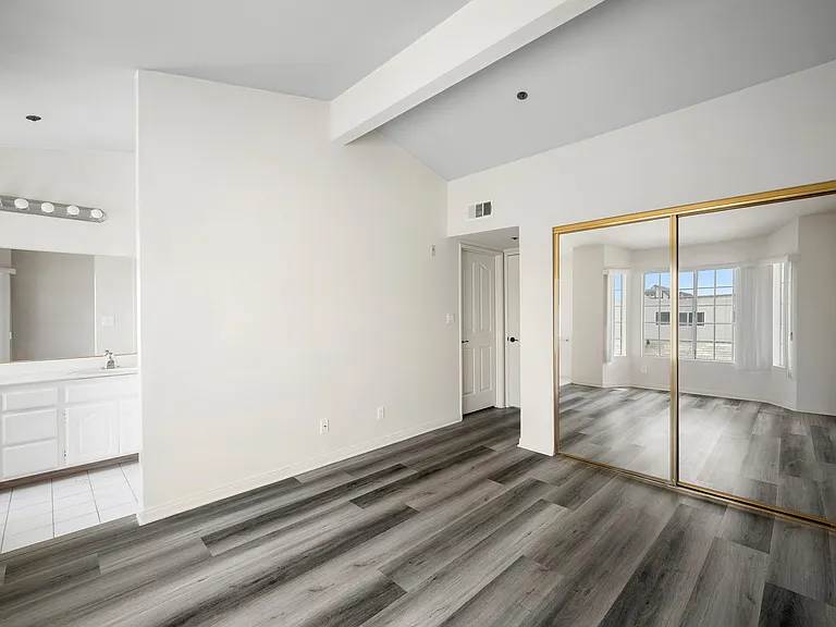 318 N Kenwood St #105 — Photo 16