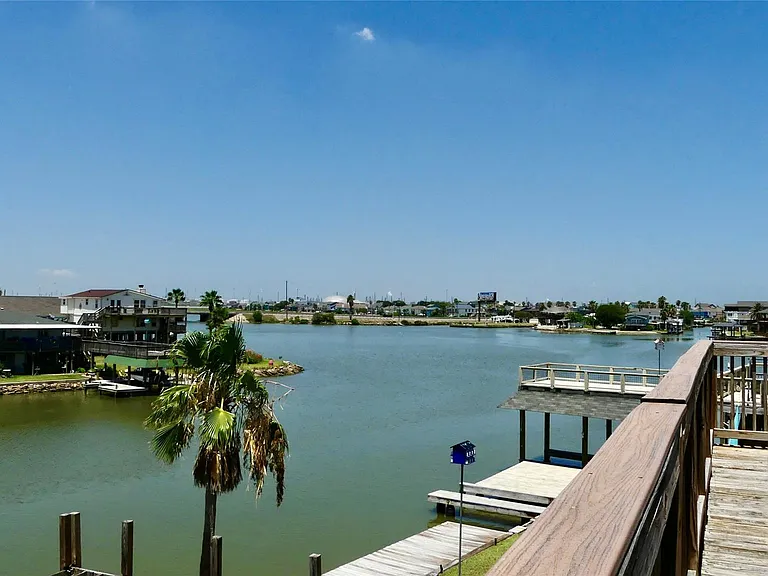58 Lakeside Dr — Photo 2