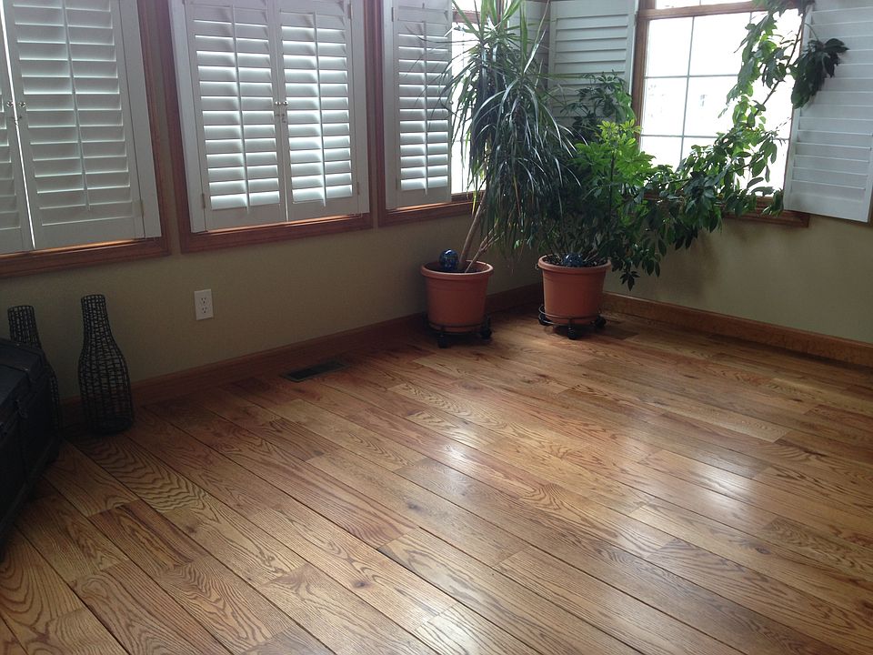 Sunroom area w/lots of light