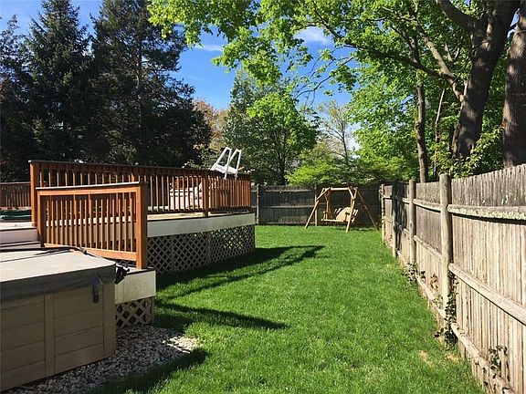 5th image of 302 Algonquin Dr
