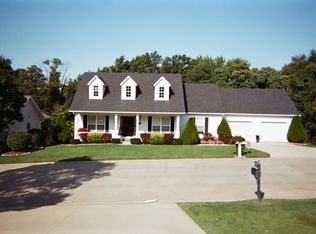 27 Dogwood Ter, Maryville, IL