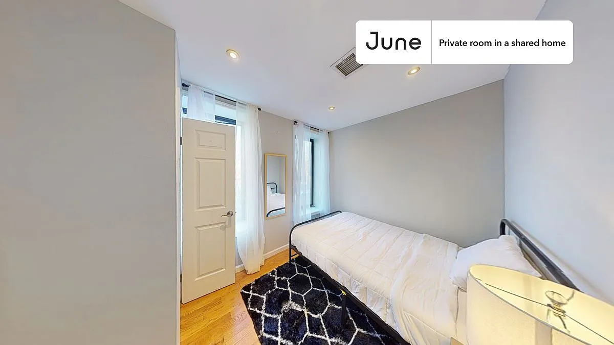 Full bedroom in 4 bed/2 bath home in Upper West Side #1827 D — Photo 3
