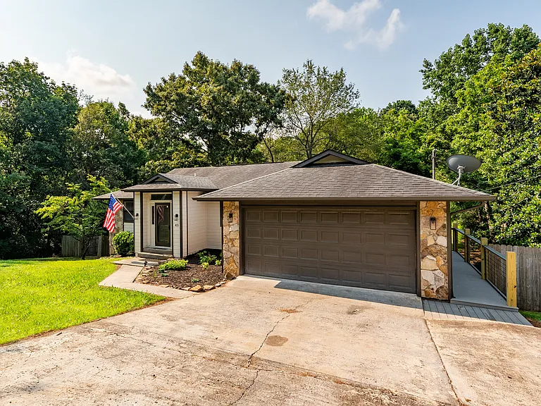 415 White Oak Cir — Photo 2