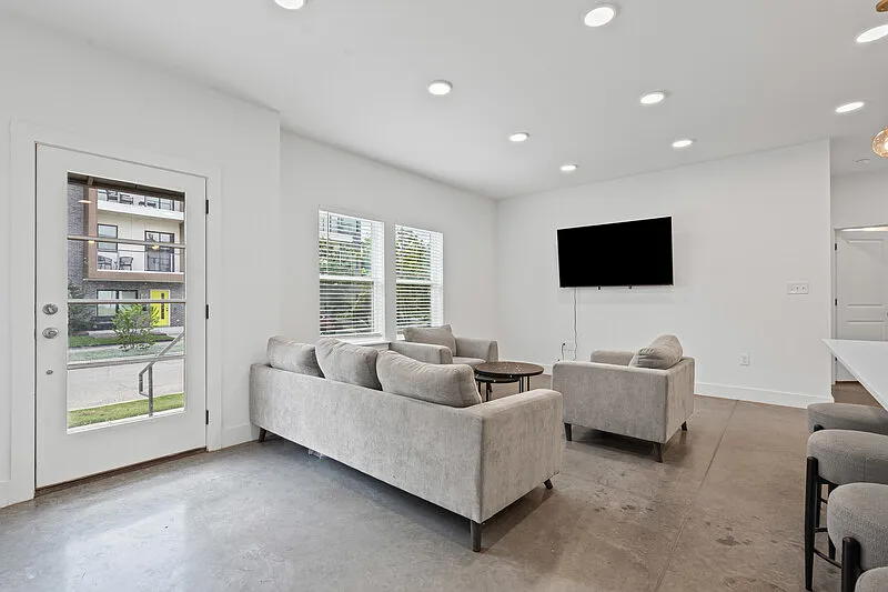 5 bed, 4.0 bath, 2100 sqft, $5,800 — Photo 3
