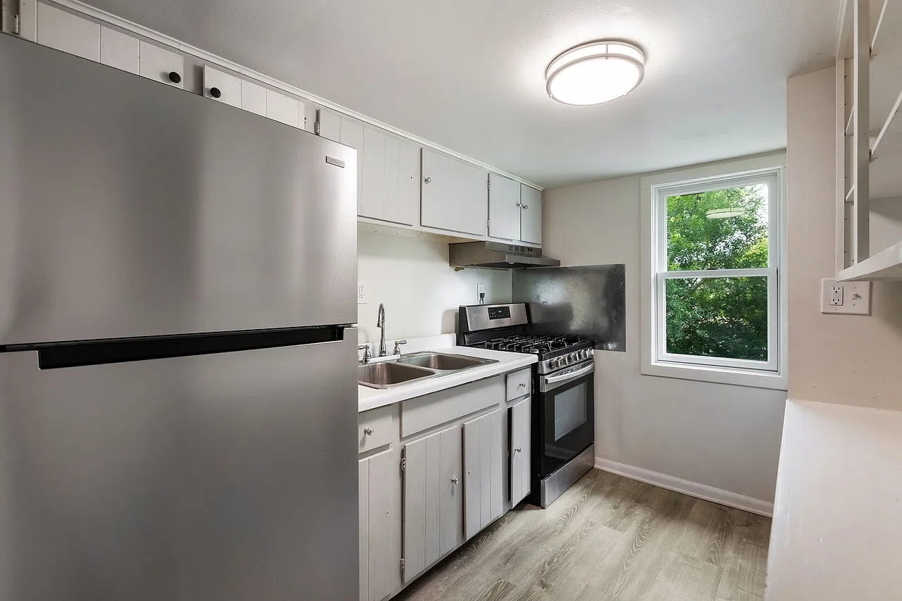 3 bed, $2,300 — Photo 2