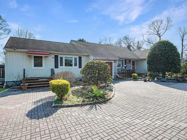 28 Chestnut Street, Central Islip, NY 11722