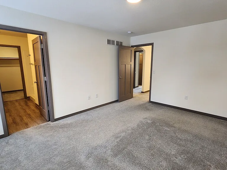 Jefferson 3 Bedroom — Photo 13
