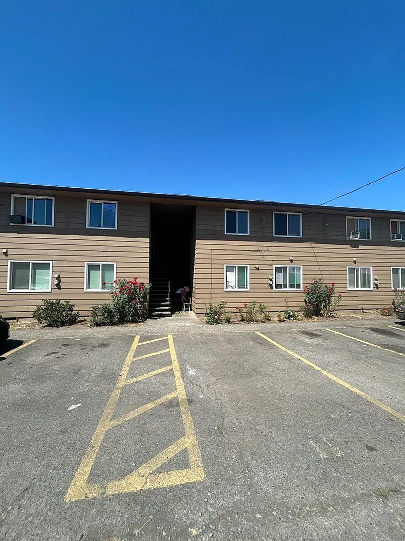 2 bed, 1.0 bath, 868 sqft, $1,195 — Photo 2