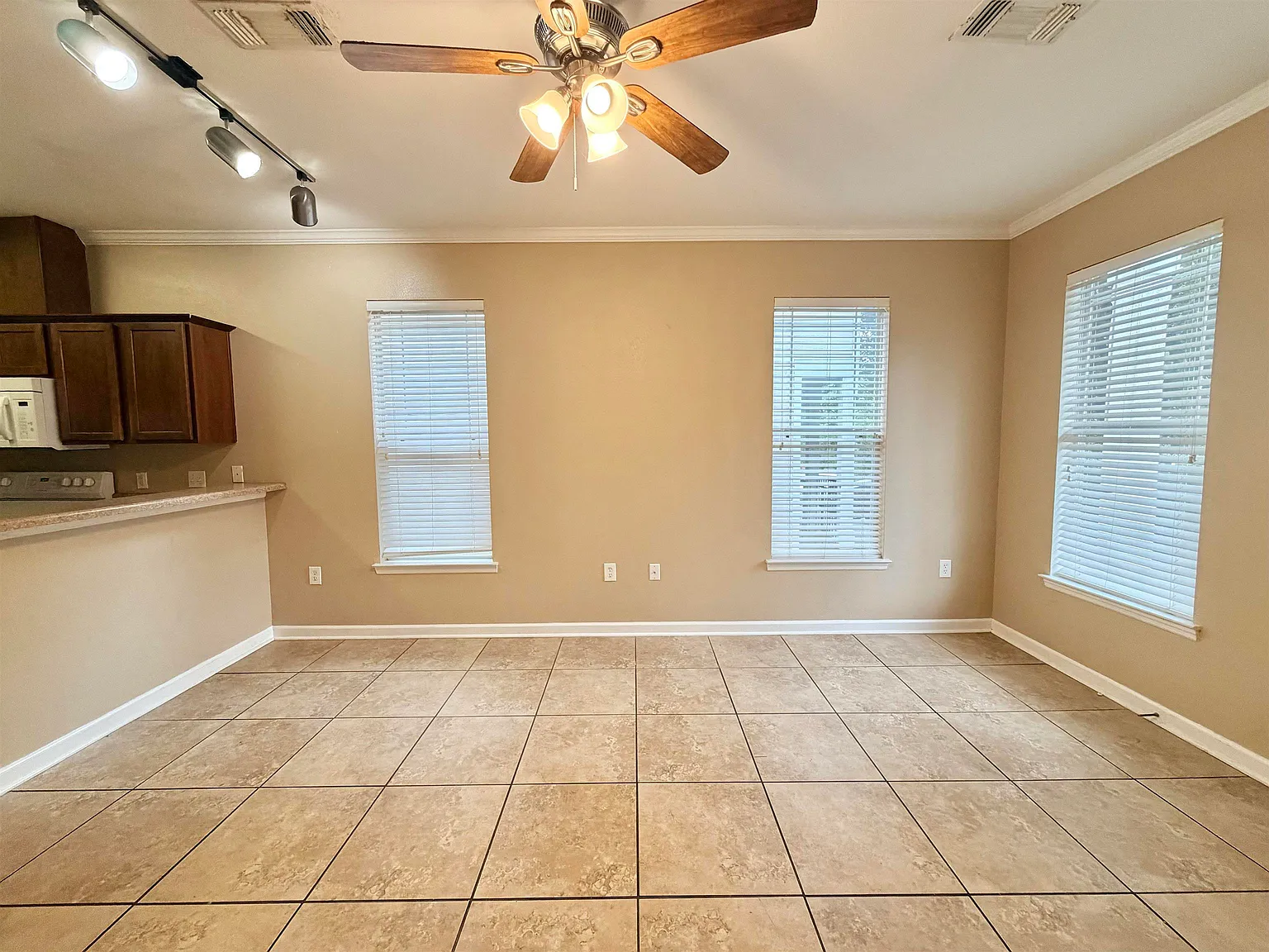 3 bed, 1353 sqft, $1,450 — Photo 2